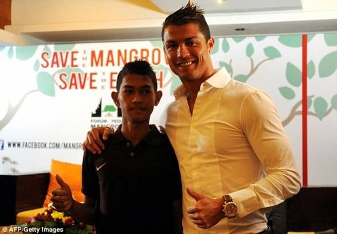 Ronaldo hạnh phúc gặp lại cậu bé sống sót sau thảm họa ở Indonesia