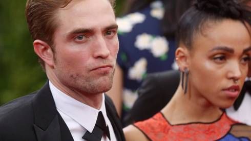 Hôn ước của Robert Pattinson gặp trục trặc vì yêu xa