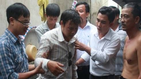 Hàng xóm đau xót không cứu được cháu bé bị bồn nước rơi trúng