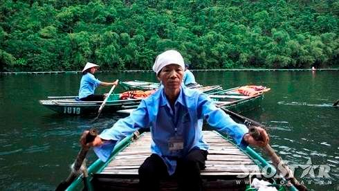 Nhọc nhằn mái chèo của nữ lái đò Tràng An