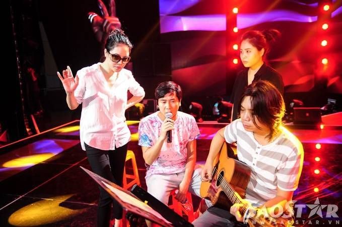 Giám khảo và dàn thí sinh tất bật chuẩn bị cho đêm bán kết 'Giọng hát Việt'