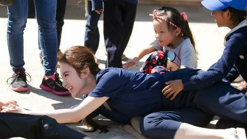 Angela Phương Trinh té nhào khi chơi keo co cùng học sinh miền núi