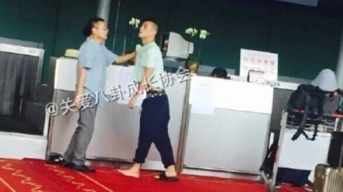 Trần Quán Hy bị túm áo, mất dép vì xích mích ở sân bay