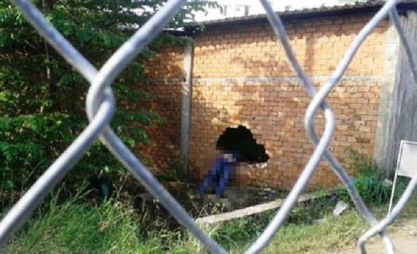 Xe máy kẹp 3 tông thủng tường gạch, 2 người chết tại chỗ