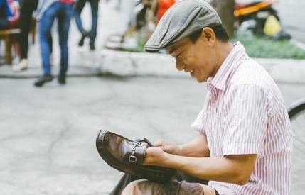 Anh chàng công sở mỗi ngày ra đường đánh giày dạo 1,5 giờ
