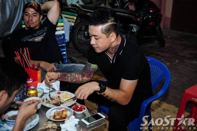 Tuấn Hưng tranh thủ ăn 'cơm bụi' trước giờ lên sóng The Voice