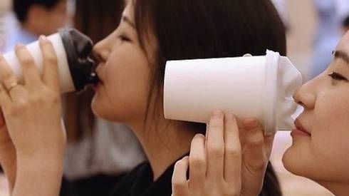 Hàn Quốc bùng nổ trào lưu 'Café nụ hôn' ngay trên đường phố