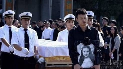 Đám tang đẫm lệ của nữ diễn viên trẻ bị cưỡng hiếp