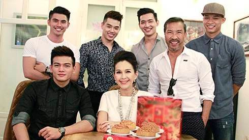 Diễm My đón Trung thu sớm cùng đàn em người mẫu