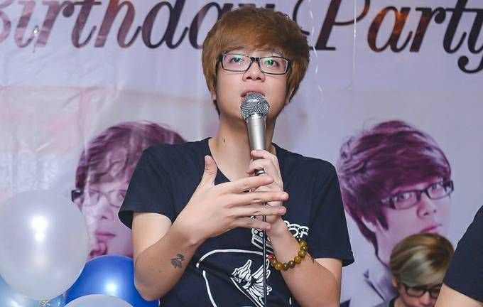 Bùi Anh Tuấn khóc khi được fan tổ chức sinh nhật sớm