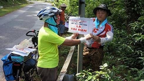Cảm phục với hành động 'cảnh báo đổ đèo' của nhóm phượt xe đạp