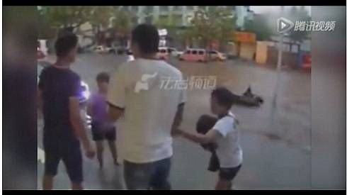 Bàng hoàng trước clip người dân vô cảm bỏ mặc cụ già chết đuối