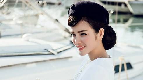 Lý Nhã Kỳ biến hóa với mũ công nương