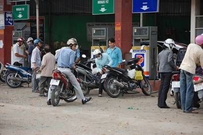 Nạn xin đểu cây xăng: Người dân bị lừa, hot girl bị dọa đánh