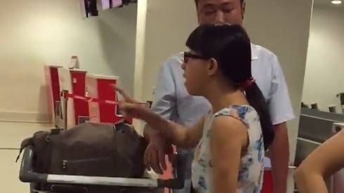 Tranh chấp ở sân bay, cô gái lớn tiếng chửi người Việt
