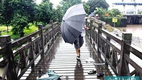 Người phụ nữ bị sét đánh may mắn thoát chết nhờ áo ngực