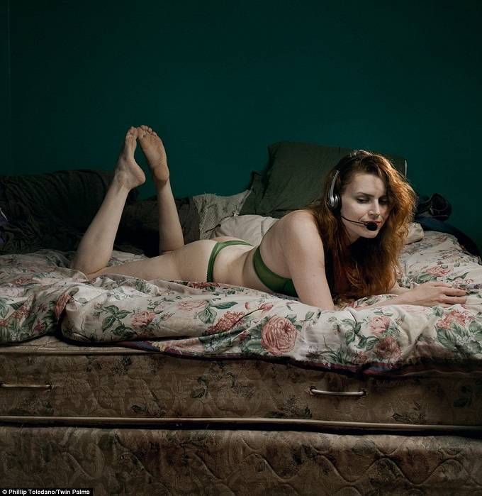 Toàn cảnh công việc của những người bán dâm qua điện thoại