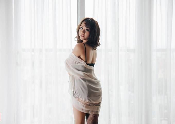 Băng Di khoe dáng trong nội y ren nóng bỏng