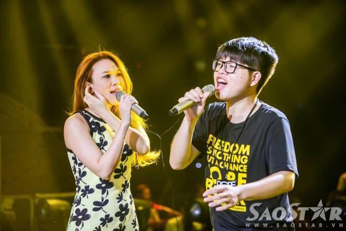 HLV và các thí sinh 'Giọng hát Việt' căng thẳng trước giờ G