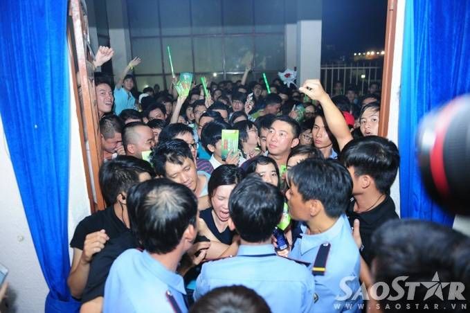 HLV và thí sinh 'The Voice' bị bao vây nghẹt thở trong hậu trường