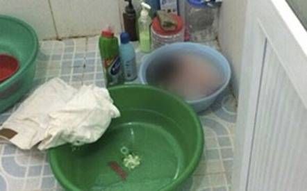 Kinh hoàng bé sơ sinh chết bên cạnh mẹ đang ngất lịm trong nhà tắm