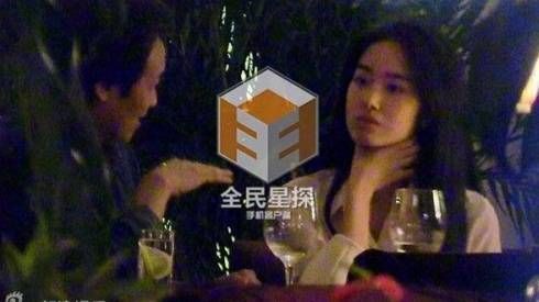 Cha nuôi Lưu Diệc Phi khóa môi 'bản sao' của con gái