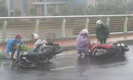 Gió bão quật người, xe ngã dúi dụi ở Đà Nẵng