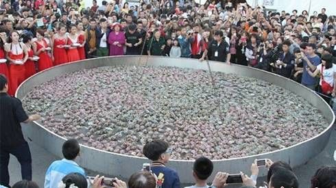 Trung Quốc: Nồi cua hấp phục vụ hàng nghìn người to nhất thế giới