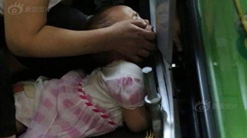 Thêm một bé 3 tuổi bị thang cuốn 'nuốt' tay ở Trung Quốc