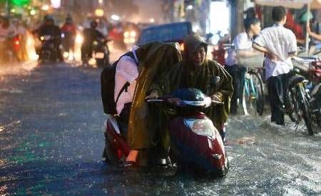 Con trai lớn ngồi trên xe mặc mẹ đẩy bộ trong mưa gây tranh cãi