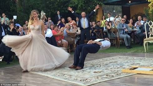 Cô dâu 'yểm bùa' chú rể bay lơ lửng tại tiệc cưới