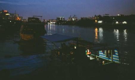 Cuộc sống về đêm của những gia đình trên sông Sài Gòn