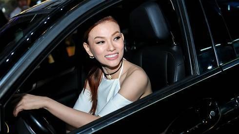 Thu Thủy tự lái xế sang đi sự kiện sau khi sinh con