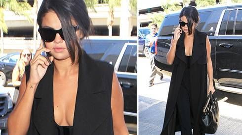 Selena Gomez táo bạo khoe khe ngực ở sân bay