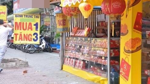 Bán 1 tặng 2 vẫn ế, hàng bánh trung thu tính đóng cửa sớm