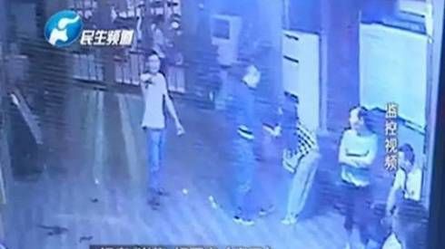 Trêu ghẹo bất thành, cảnh sát “tung chưởng” đánh tới tấp thiếu nữ