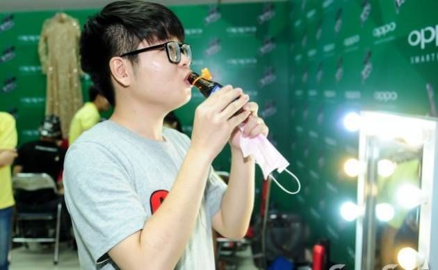 Đức Phúc được cô giáo bồi bổ sức khỏe trước giờ G