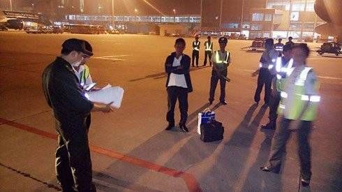 Bị áp tải xuống máy bay vì hút thuốc trong nhà vệ sinh