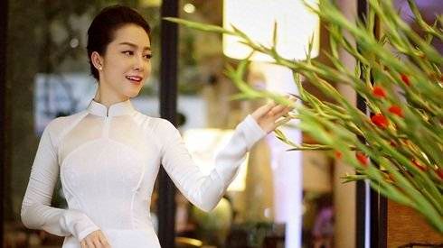 Linh Nga trang nhã trong tà áo dài truyền thống