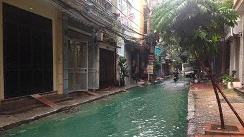Nước mưa đột ngột chuyển màu xanh ở đường phố Hà Nội