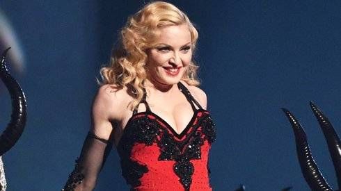 Madonna ra yêu cầu quái đản với vũ công
