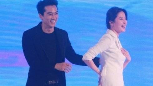 Lưu Diệc Phi đỏ bừng mặt vì bị Song Seung Hun chê