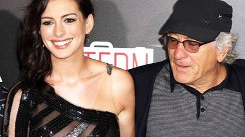 Anne Hathaway bị ‘bố già’ soi vòng một