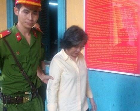 Mang iPhone làm bằng gạch men đi cầm gần tỷ đồng