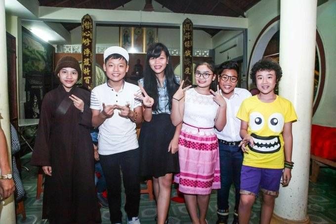 Thiện Nhân và Nhã Thy ca hát tưng bừng trong chuyến từ thiện Tết Trung Thu