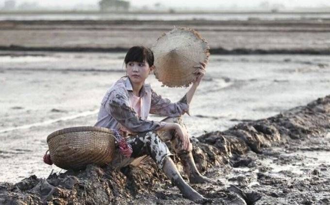 Ngọc Trinh lấm lem bùn đất vẫn xinh đẹp rạng ngời