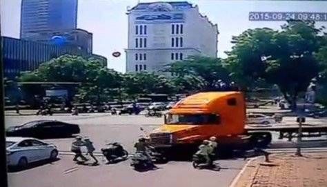 Thót tim với clip xe container 'điên' lao thẳng vào người dừng đèn đỏ