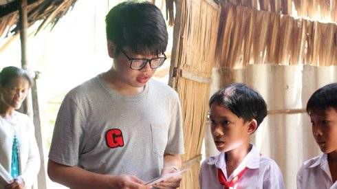 Đức Phúc trích tiền thưởng giúp đỡ học sinh nghèo