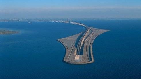 Ngạc nhiên với cây cầu biến mất giữa biển