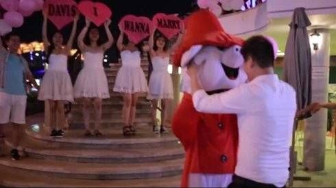 Xôn xao trước màn được cầu hôn của 'chàng trai hạnh phúc nhất năm'